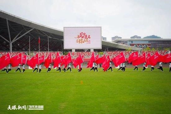 杜奇一家因為樂透一夜致富，從此過著隨心所欲的日子。父親傑夫成天賦閒在家；母親凱西眼中只有三個孩子；年夜哥威飛空想成為饒舌歌手；年夜姊史黛芬妮滿腦子想成名；奶奶蘇西更是個酗酒悍婦…么子唐納仿佛是全家人中最「正常」的一個。某天，到美國遊學的唐納為了贏得名媛珍妮佛的芳心，謊稱杜奇家是咀嚼高贵的法國菁英。同時杜奇一家決定閃電訪美，給么子一個生日驚喜。一個簡單的謊，一個沒有極限的瘋水世家，即將引發轟動比佛利山莊的凸槌風暴…